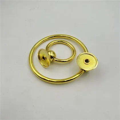 Ручки комода с золотыми кольцами